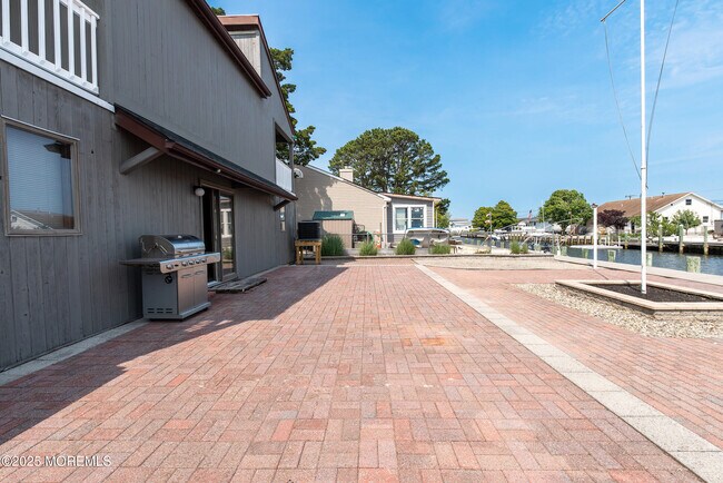 Building Photo - 813 Cable Dr