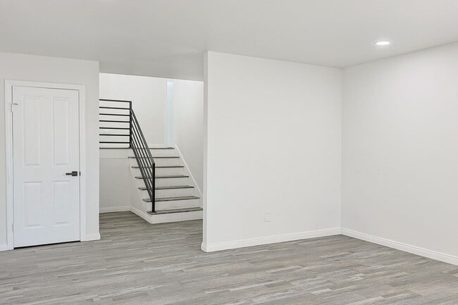 Building Photo - Spacious 5-Bedroom, 3-Bath Home – Convenie...