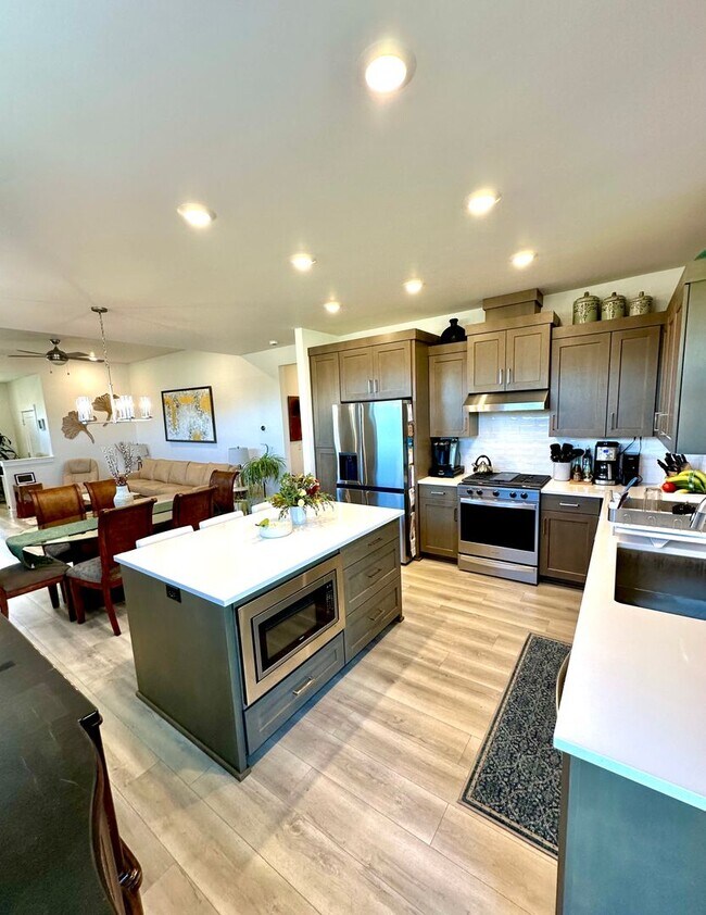 Building Photo - Gorgeous single-Level Pahlisch Home with a Fully Fenced Yard!