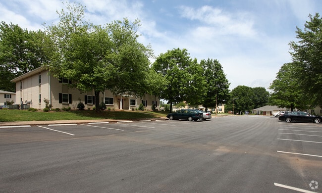 Building Photo - The Oaks at Silver Ridge