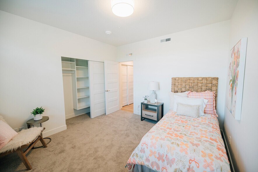 Building Photo - 43 W 400 S