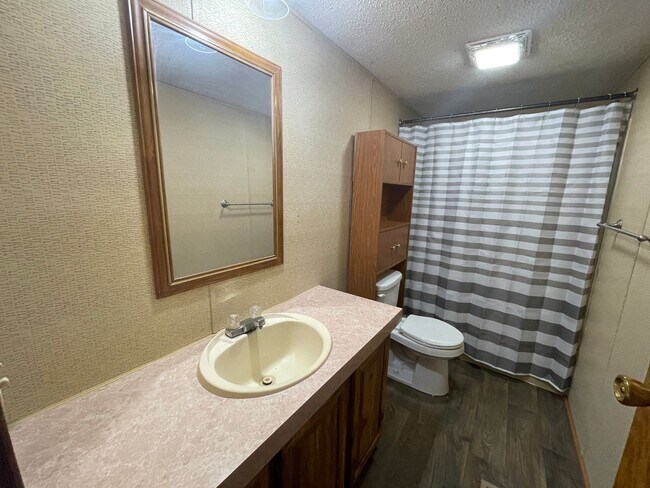 Building Photo - 3 Bedroom/ 2 Bath