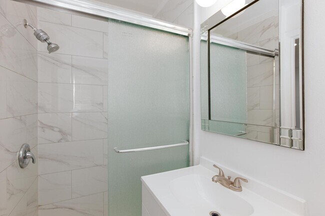 Building Photo - 3 bed and 2 bath with big yard for boat an...