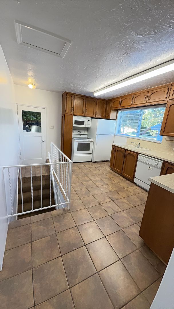 Building Photo - 1374 Maple Dr