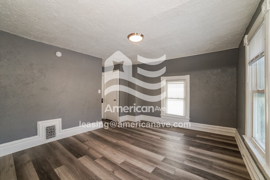 Building Photo - 204 E Thrush Ave