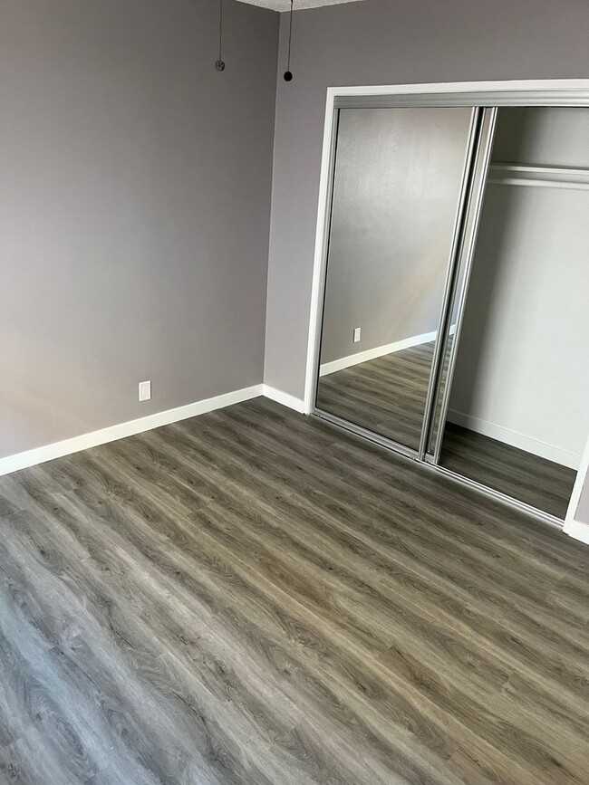 Building Photo - Fully Renovated 1 Bedroom Apartment! Downs...