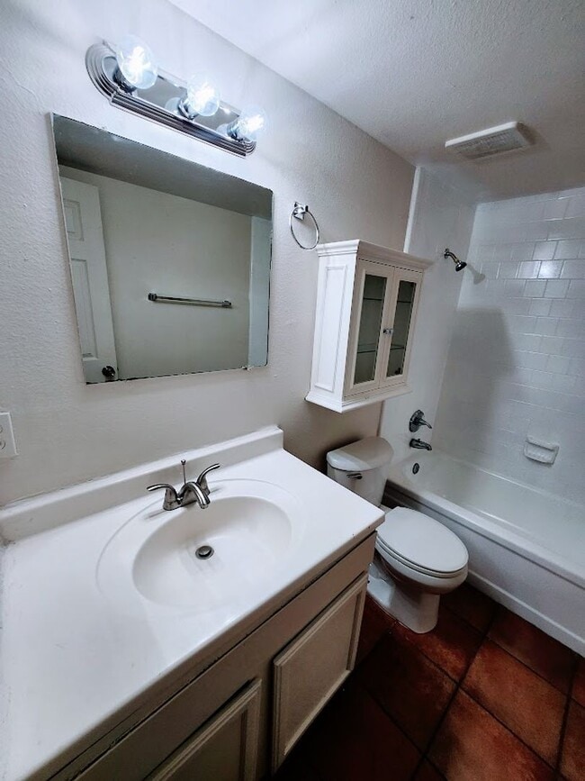 Building Photo - 827 E Hazel Dr