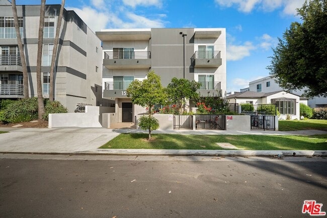 Building Photo - 1530 S Hayworth Ave