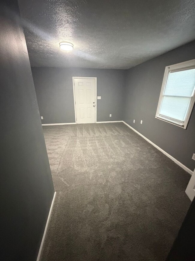 Building Photo - Freshly updated 3BR home!