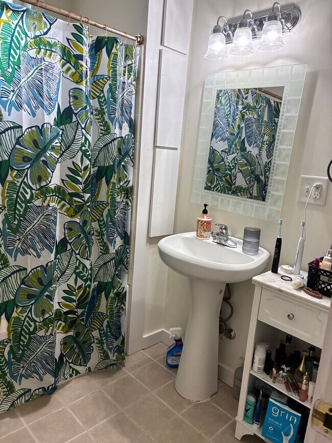 Building Photo - 3 Bedroom home near downtown and campus.