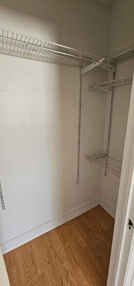 Building Photo - 429 W Wellington Ave