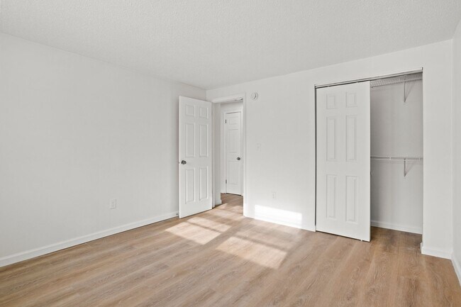 Building Photo - 2 Bed/1 Bath RENOVATED Apartment located i...