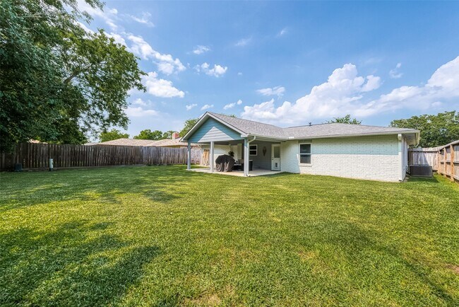 Building Photo - 16614 Forest Bend Ave