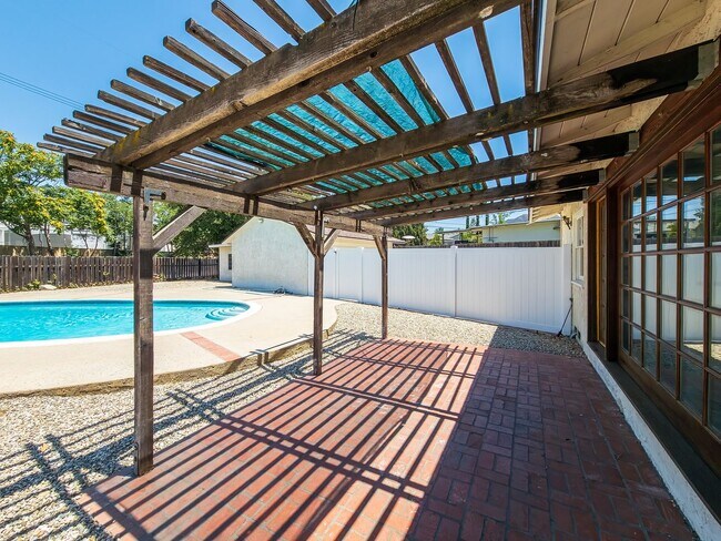 Building Photo - Stunning 3BD/2BA located in beautiful Sunl...
