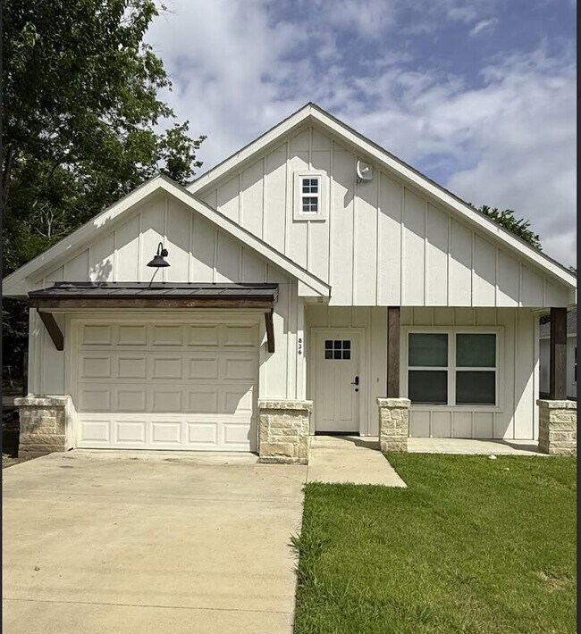 Primary Photo - 836 Gibbard Ave