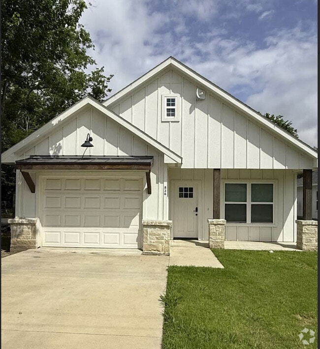 Building Photo - 836 Gibbard Ave