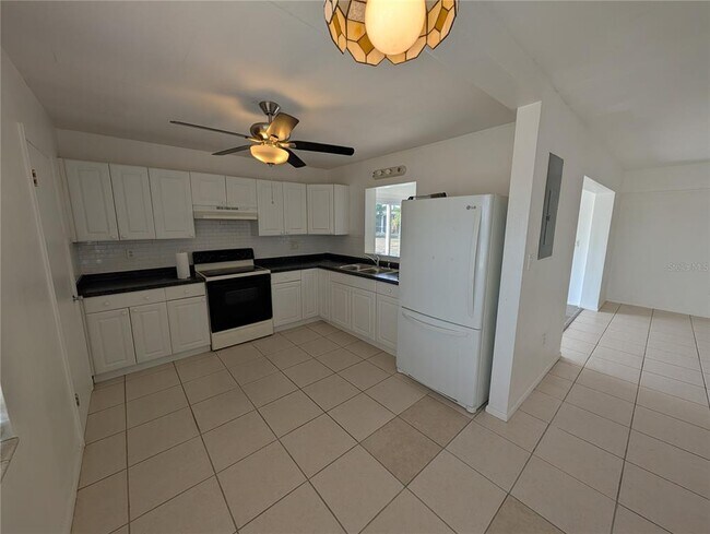 Building Photo - 27284 Sunnybrook Rd