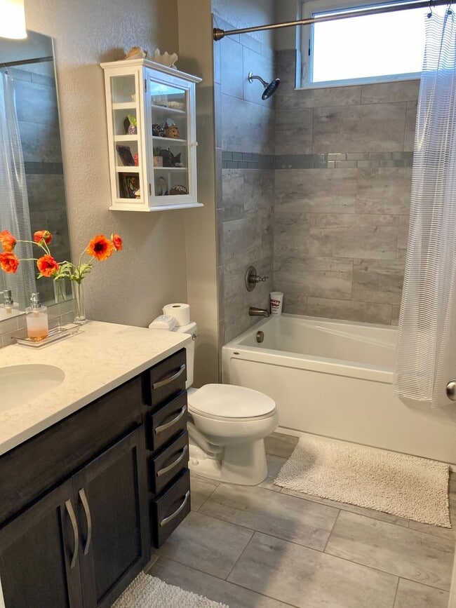 Building Photo - Spacious 3-Bed, 2-Bath Condo in the Desirable Rigden Farm Area