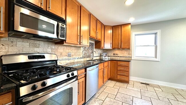 Building Photo - 4833 N Ozark Ave