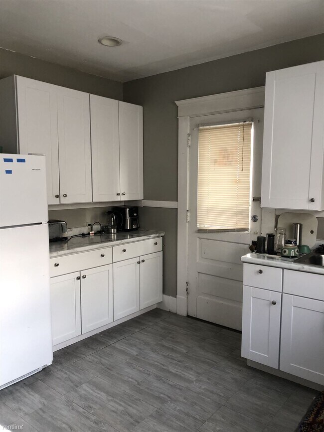 Building Photo - 4 br, 1 bath House - 806 Catherine St Only...