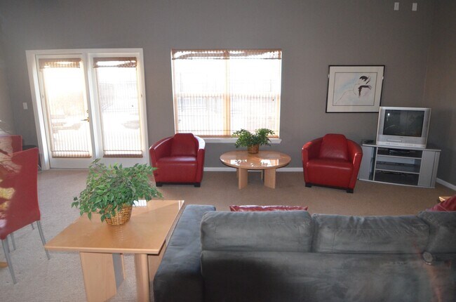 Building Photo - Spacious Pet Friendly 2bd/2ba Condo with Garage!