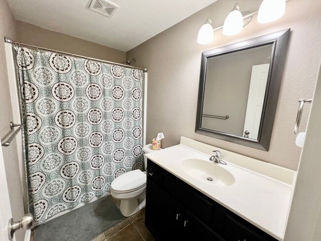 Building Photo - Spacious 4 Bedroom Home in Scenic Meadows ...