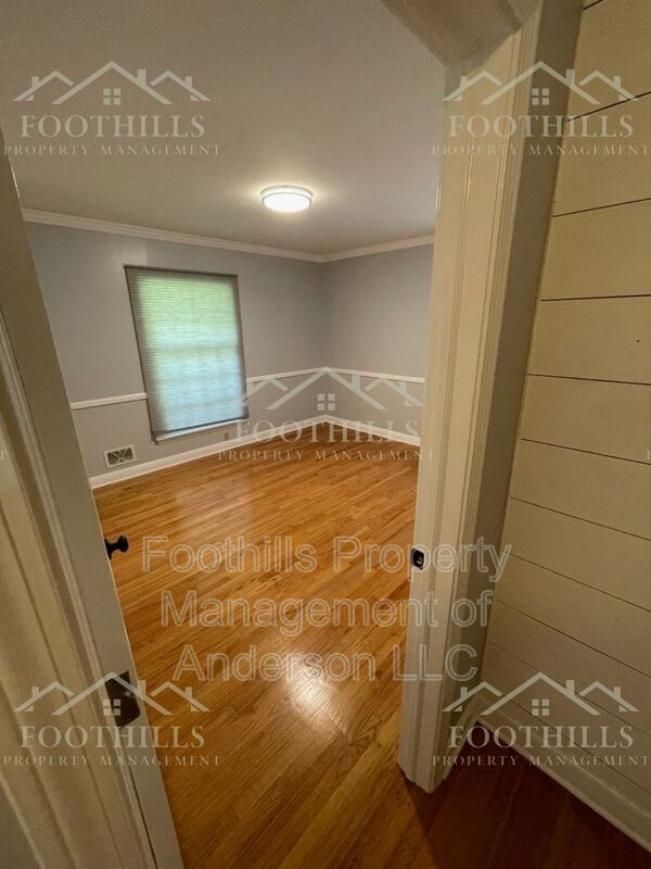 Building Photo - 901 Pine Cone Trail