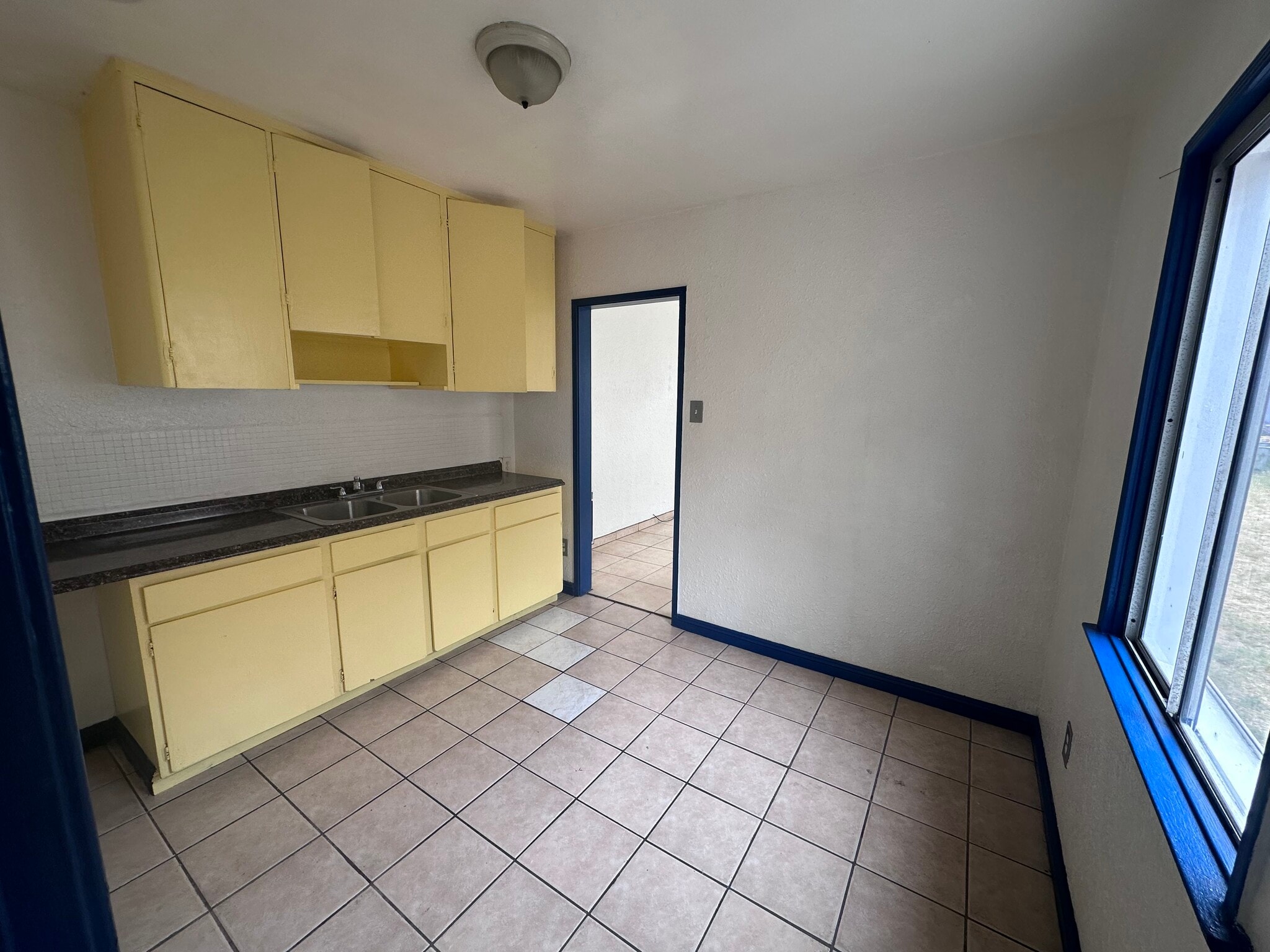 Kitchen - 1543 Nicola Ave