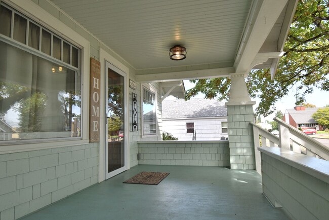 Building Photo - Beautiful Unique Home in Downtown Lebanon!