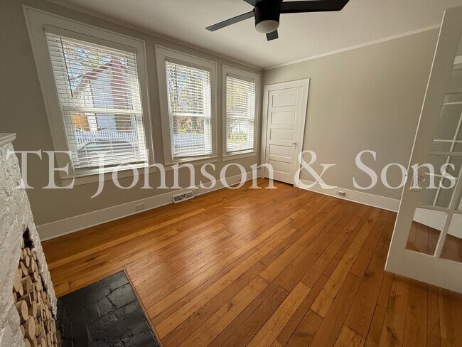 Building Photo - Charming 3BR Home with Fenced Yard, Hardwood Floors and Classic Built Ins