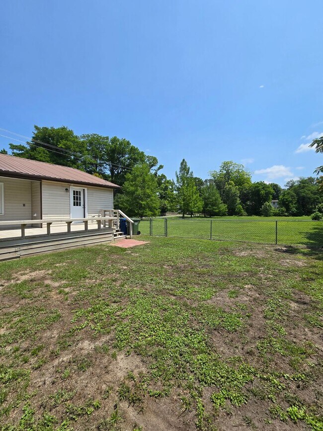 Building Photo - CAROLINA PLACE - Renovated 2 Bedroom - Gor...