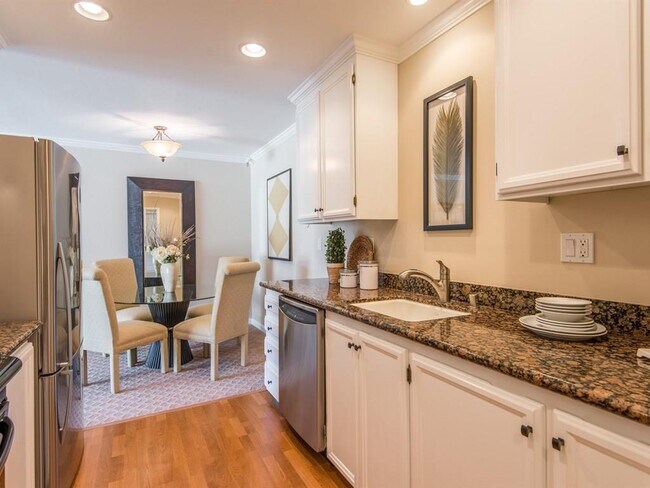 Building Photo - Heart of downtown Los Altos, walk to everything, in a quiet top floor location.