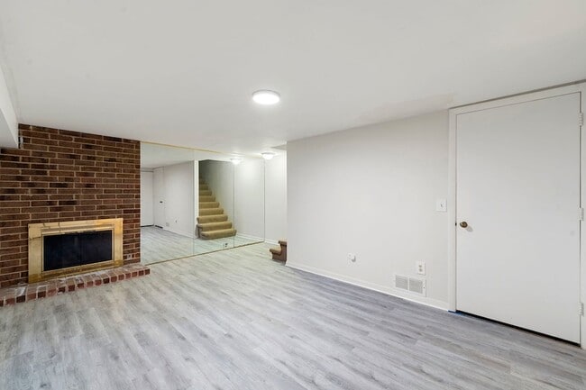 Building Photo - 136 Mohawk Trail