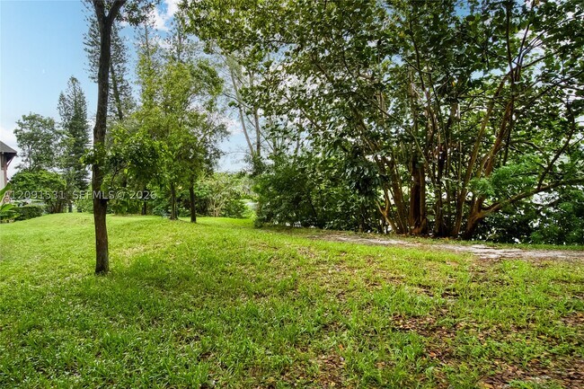 Building Photo - 3720 Inverrary Dr