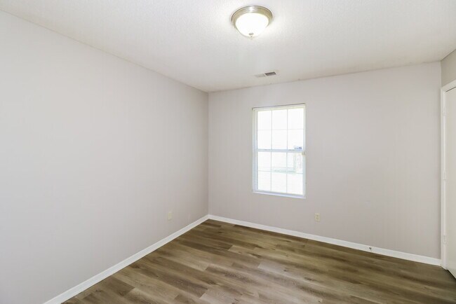 Building Photo - 4680 Waterfront Oak Dr