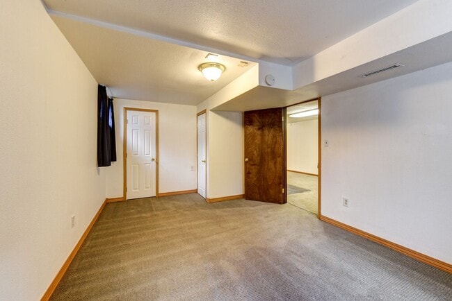 Building Photo - Great 4 Bedroom 3 Bath Home with 2 Car Garage and Covered Patio!