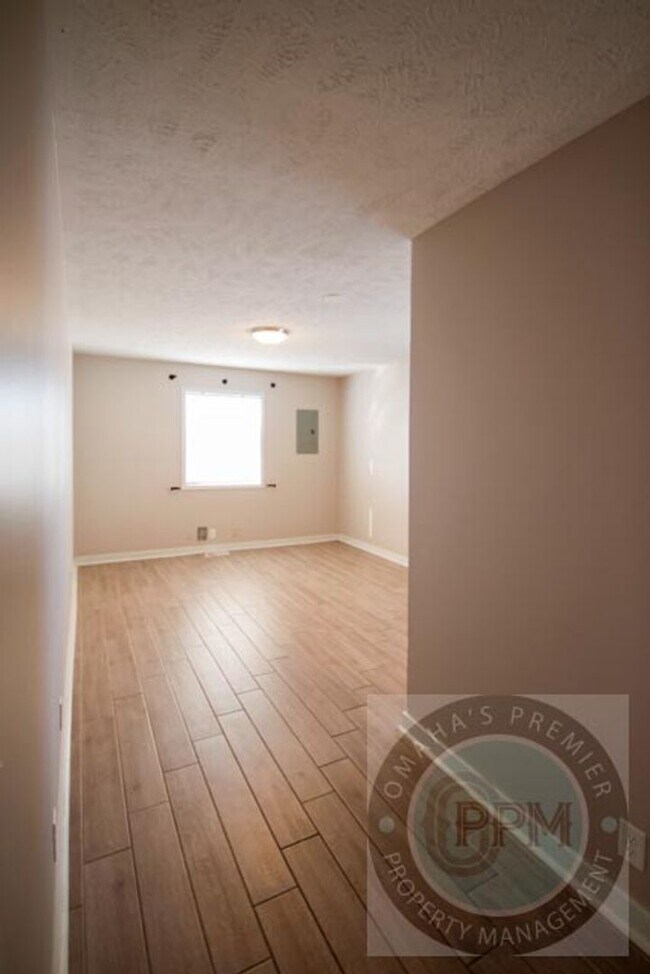 Building Photo - Fully updated 5 bd/ 2 Ba Home