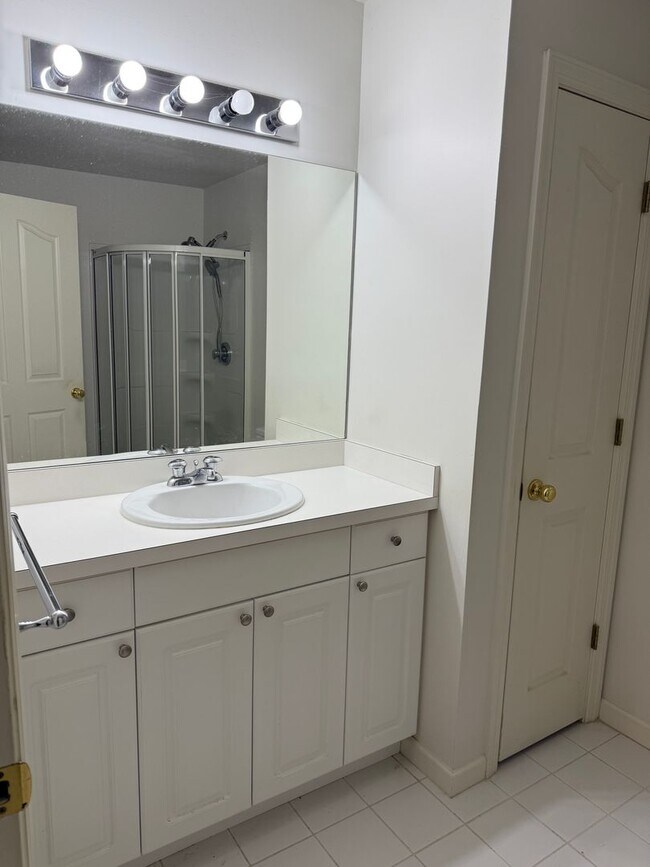 Building Photo - Adams Pointe 2 bedroom, 2 bathroom home