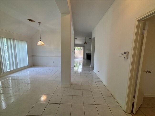 Building Photo - 15803 Mission Estates Ct