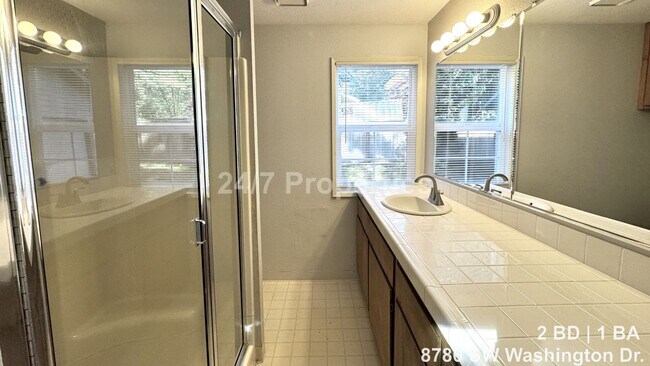 Building Photo - Bright 2 BD | 1 BA Home - A Hidden Gem in Garden Home!