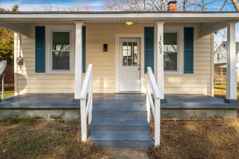 Building Photo - 1609 Buren St