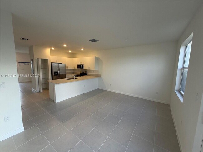 Building Photo - 2772 SE 26th Ave