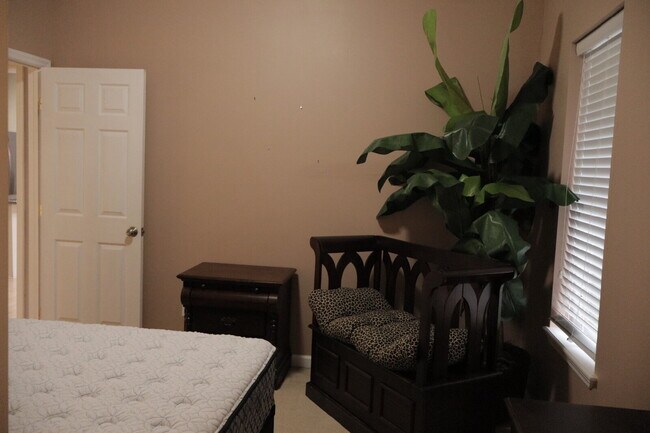 Building Photo - Expansive Mostly-Furnished Residence featuring 3 Bedrooms, a Completed Basement, and a Loft Space