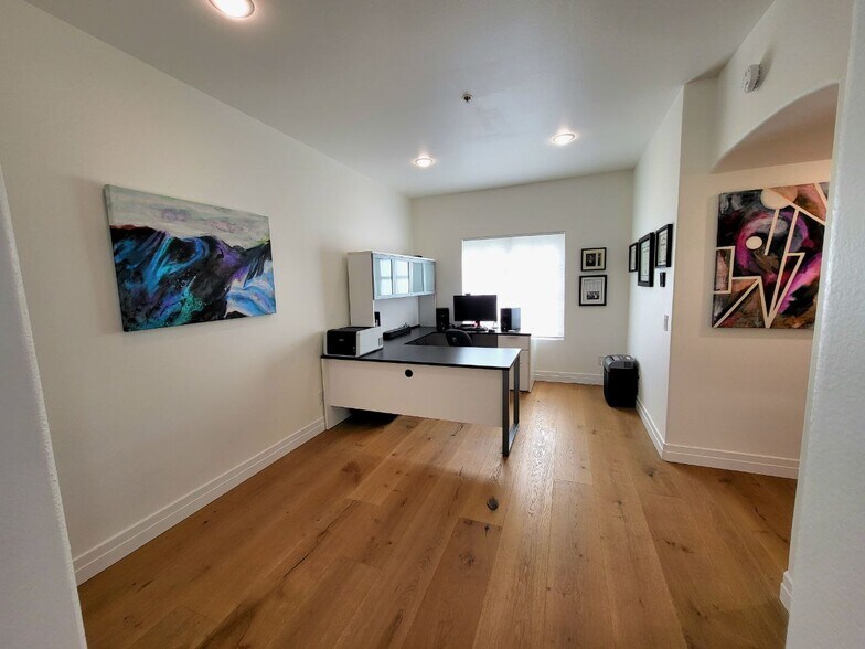 Building Photo - 851 N San Vicente Blvd