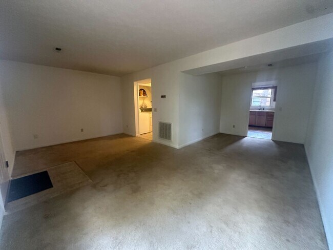 Building Photo - Renovated Home Near Virginia Tech