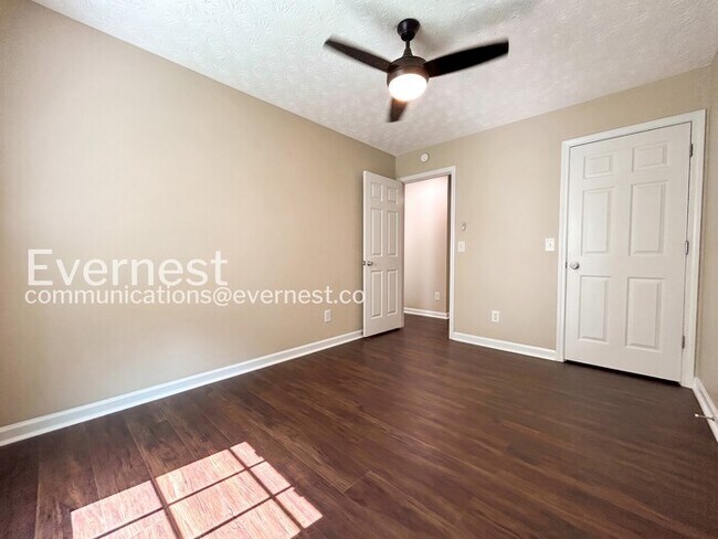 Building Photo - 3 Bed/2.5 Bath Town Home with Off-Street Parking / Available Now!