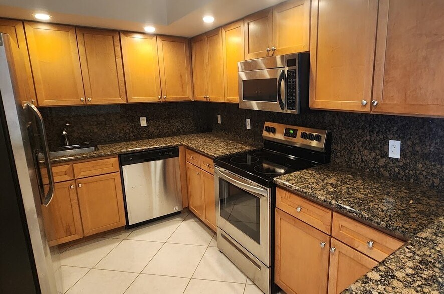 Primary Photo - 5600 Collins Ave
