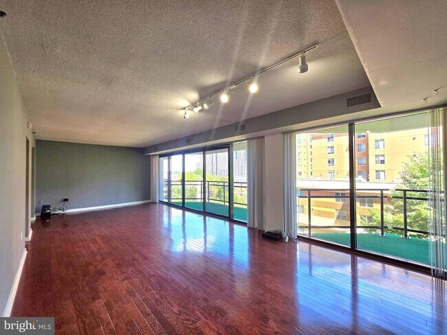 Building Photo - 1530 Key Blvd