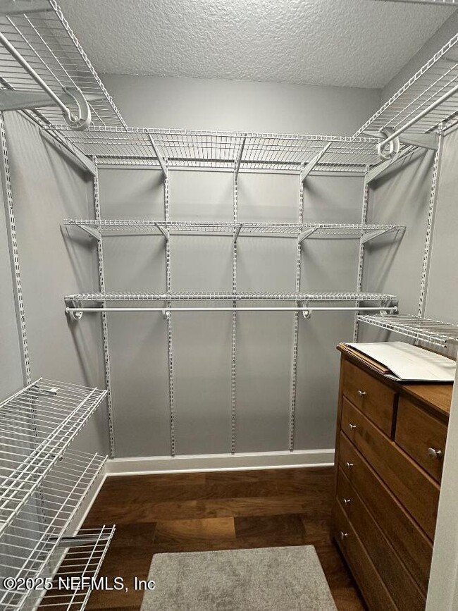 Building Photo - 943 Hazeltine Ct