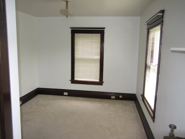 Building Photo - 2 bed 1 bath close to downtown Available J...